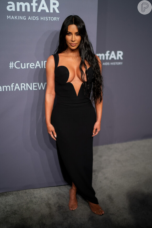 No Baile da amfAR, que aconteceu no dia 6 de fevereiro de 2019, Kim Kardashian apostou no vestido preto com decote superprofundo da Versace