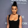Kourtney Kardashian usou um tubinho preto com fenda poderosa da Versace no baile da amfAR 2019
