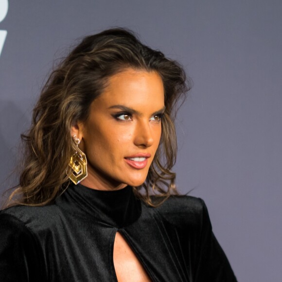 Alessandra Ambrosio usou um bestido preto de veludo e recortes da grife Lena Berisha