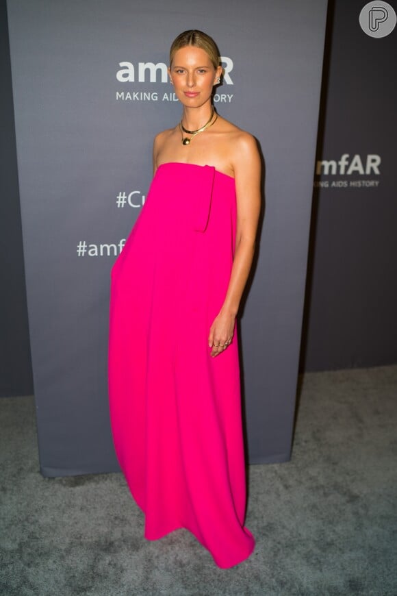 No baile da amfAR 2019, Karolina Kurkova usou um tomara que caia longo rosa pink da coleção outono/inverno de Oscar de la Renta