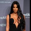 Kim Kardashian apostou no vestido superdecotado de Versace para o baile da amfAR 2019