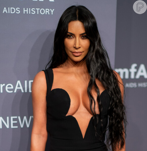Kim Kardashian apostou no vestido superdecotado de Versace para o baile da amfAR 2019