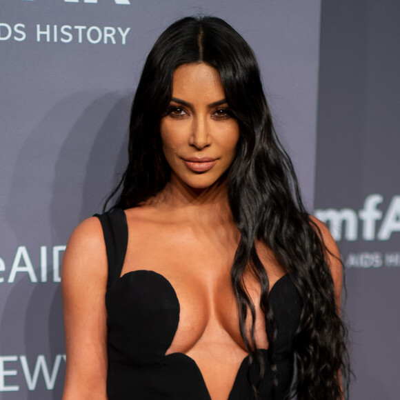 Kim Kardashian apostou no vestido superdecotado de Versace para o baile da amfAR 2019