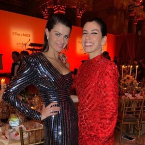 Camila Coutinho apostou no vestido curto vermelho da Colcci para o baile da amfAR 2019