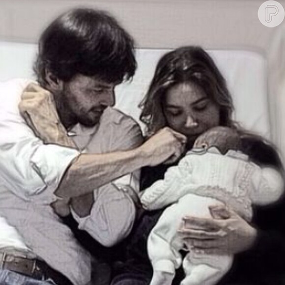 A apresentadora Patrícia Abravanel deixou a maternidade na última quarta-feira (17), com o noivo ,Fábio Faria, e o filho, Pedro