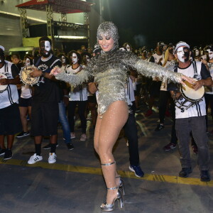 Sabrina Sato escolheu um body com franjas para o ensaio da escola de samba de SP da qual é rainha de bateria