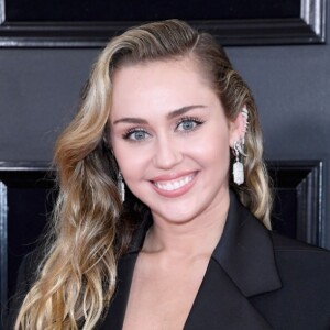 Miley Cyrus aposta em look decotado para o tapete vermelho do Grammy 2019, em 10 de fevereiro de 2019