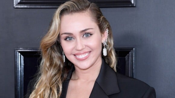 Grammy 2019: Miley Cyrus aposta em look decotado para o tapete vermelho