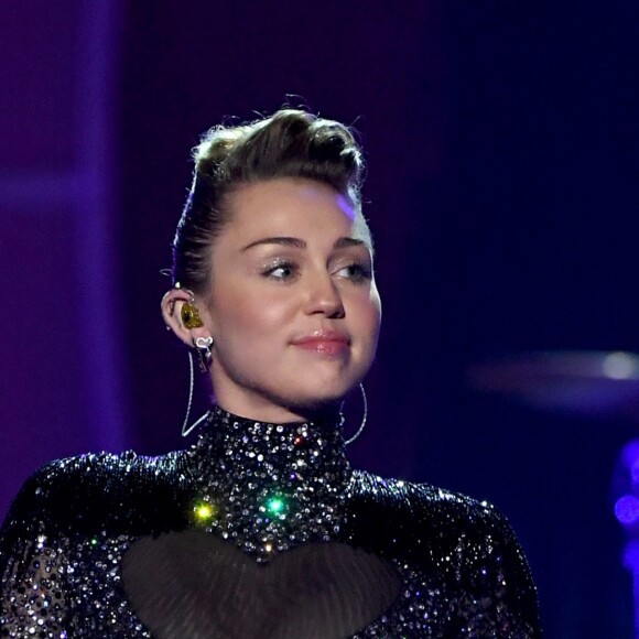 Cantora Miley Cyrus costuma brilhar no tapete vermelho 