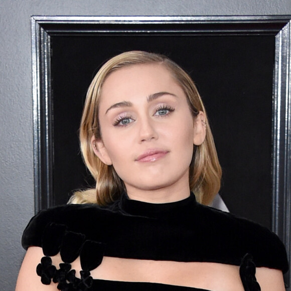 Miley Cyrus sempre se destaca por sua elegância no tapete vermelho 