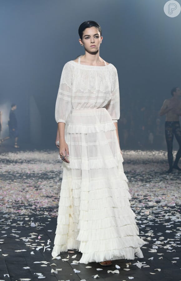 Branco total é a cara do verão! Longo romântico da Dior com babados discretos