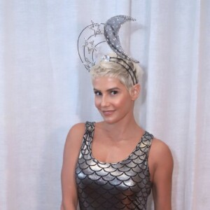 Deborah Secco teve look com 'escamas' assinado por stylist Luis Fiod