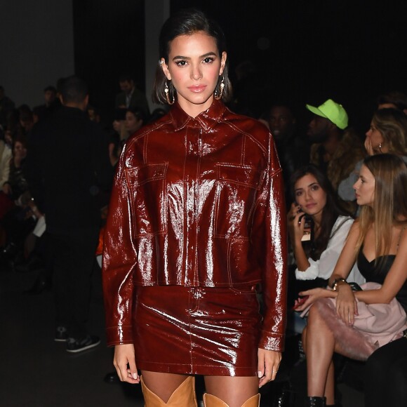 Bruna Marquezine assistiu da primeira fileira a bordo de um look de vinil o desfile da marca John John