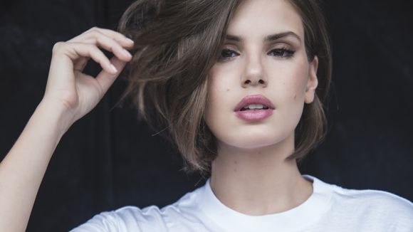 Hairstylist explica novo corte de cabelo de Camila Queiroz: 'Clássico sassoon'