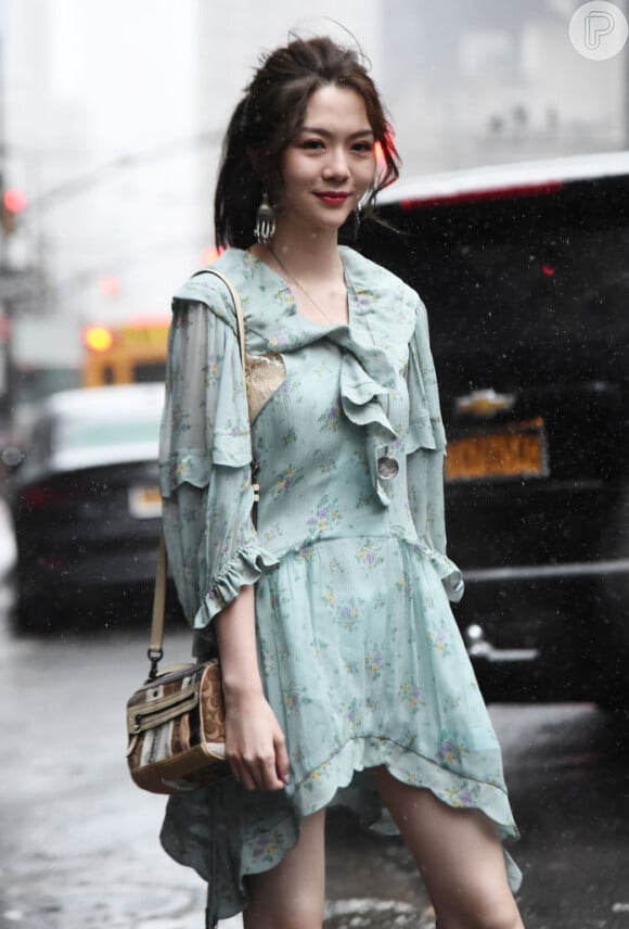 É trendy: vestido leve com assimetria e babados em print floral + bolsa baú com mood retrô