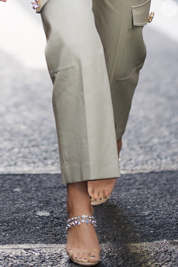 Look no detalhe: sandália que combina transparência e brilhos