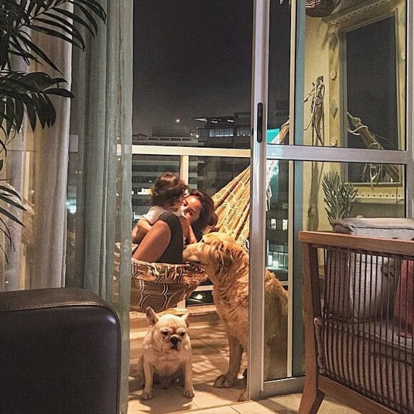 Yanna Lavigne postou foto com seus cachorros em casa