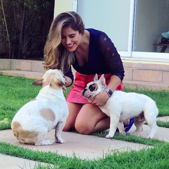 Camilla Camargo compartilhou foto fofa com seus pets na web