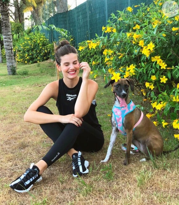 Dona da cadela Céu, Camila Queiroz postou foto descontraída ao lado da amiga de quatro patas