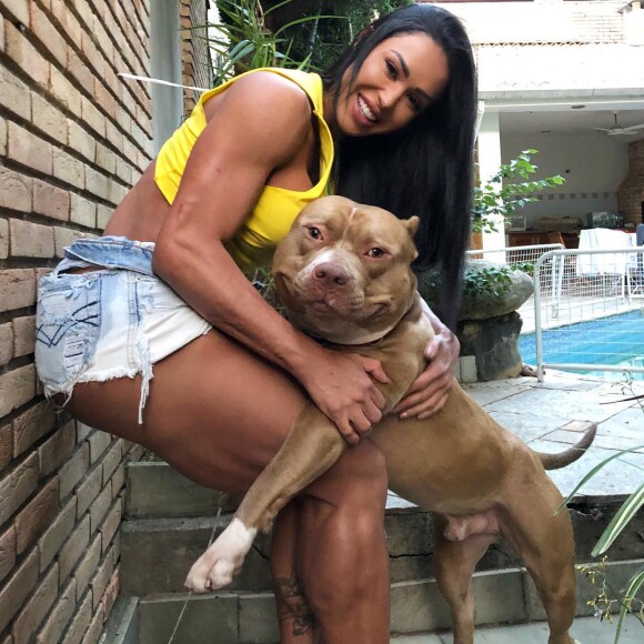 Gracyanne Barbosa não mede esforços para dar carinho aos seus pets