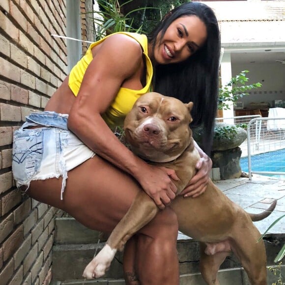 Gracyanne Barbosa não mede esforços para dar carinho aos seus pets