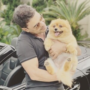 Zezé Di Camargo costuma publicar em suas redes sociais fotos de seus cachorros