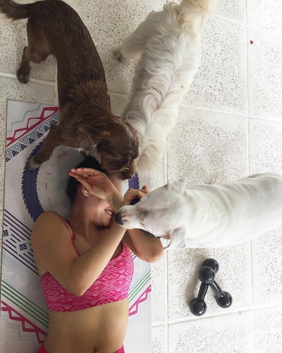 Débora Nascimento está no time dos que aproveitam as suas horas de descanso em companhia dos seus pets