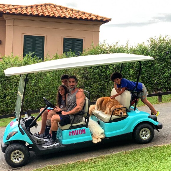 Marcos Mion sempre publica fotos com seus pets na web