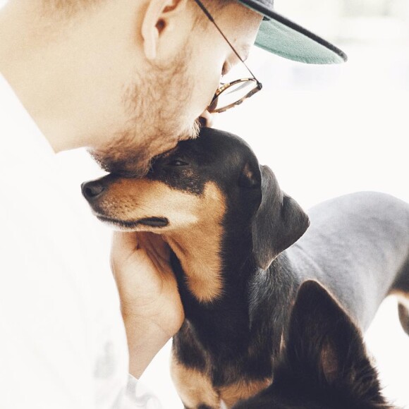 Apesar dos compromissos profissionais, Junior Lima não consegue desgrudar dos seus pets