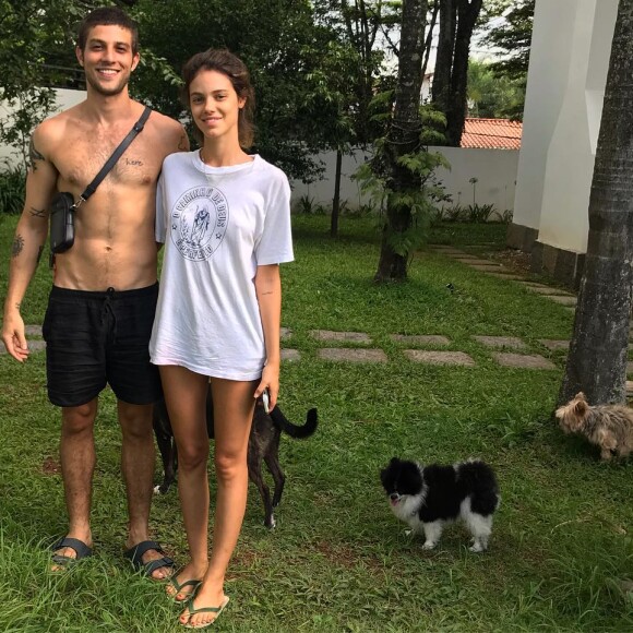 Chay Suede e Laura Neiva não desgrudam dos seus caõzinhos