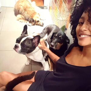 Sheron Menezzes é apaixonada por pets e é dona de vários cães