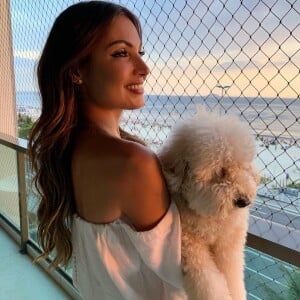 Patricia Poeta ama tirar fotos com seu bichinho de estimação