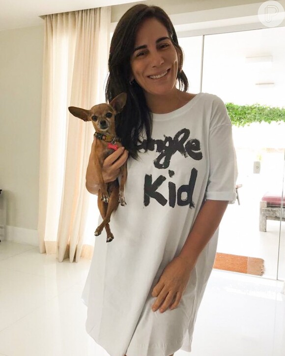 Gloria Pires sempre posta foto com sua cadelinha nas redes sociais