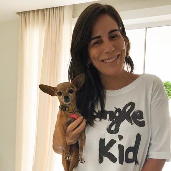 Gloria Pires sempre posta foto com sua cadelinha nas redes sociais