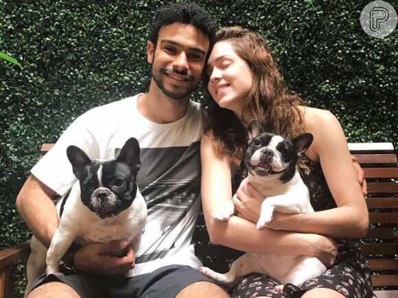 Sophia Abrahão e Sergio Malheiros sempre postam fotos com seus pets na web