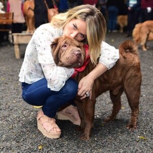 Giovanna Ewbank posou agarrada com pet em evento