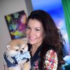 Fernanda Souza paparicou pet ao participar de um evento especial para os pets
