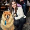 Maisa Silva é apaixonada por animais e posou ao lado de pet em evento