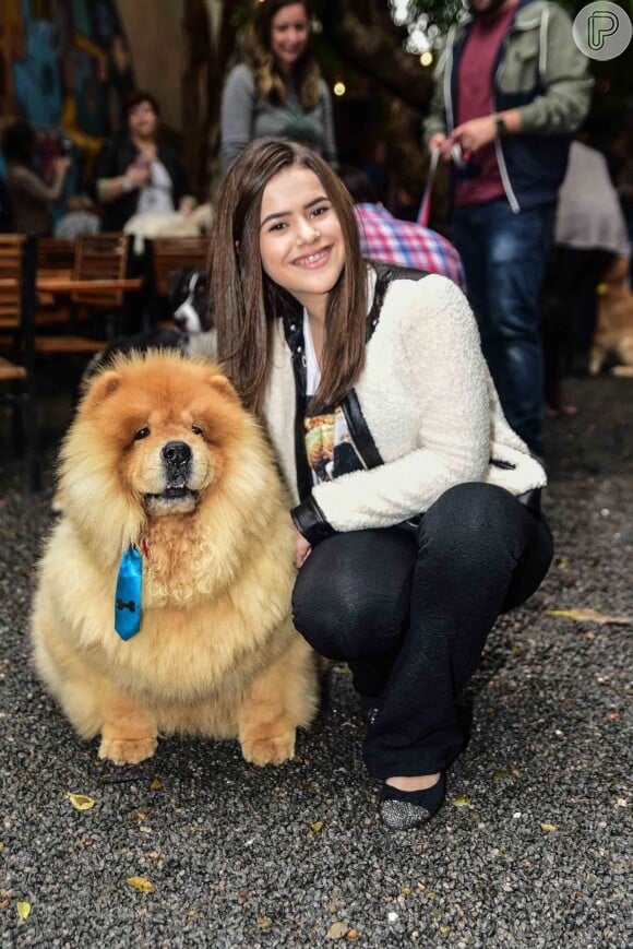 Maisa Silva é apaixonada por animais e posou ao lado de pet em evento