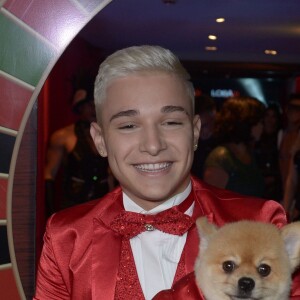 MC Gui posou com seu cachorro de estimação em festa de 18 anos
