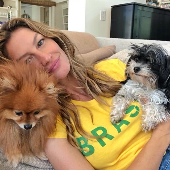 Gisele Bündchen também ama os peludinhos e já postou foto com eles na web