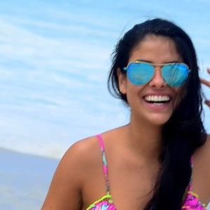Munik Nunes já renovou o bronze na praia acompanhada do seu pet