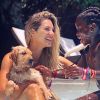 Giovanna Ewbank e a filha, Títi, se divertiram com pet na piscina