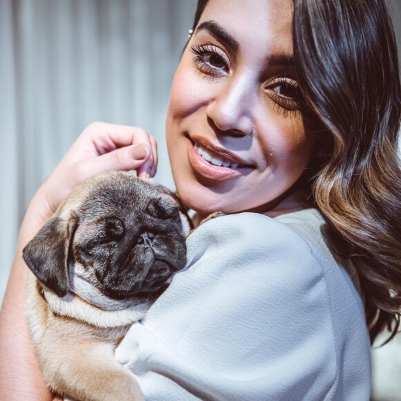 Marcelina, uma cadela da raça Pug, é o xodó da cantora Naiara Azevedo
