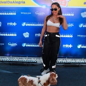 Anitta levou o cãozinho Olavao para um de seus shows