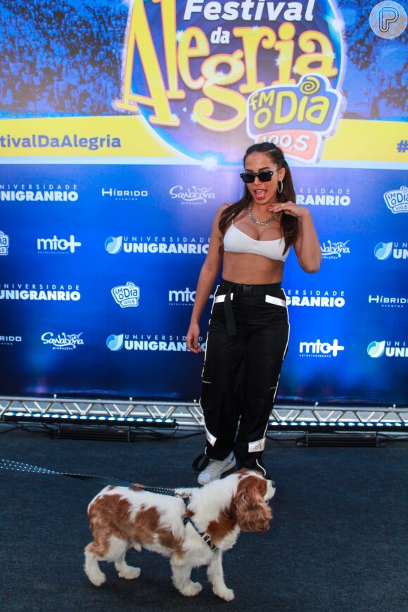 Anitta levou o cãozinho Olavao para um de seus shows