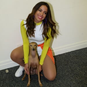 Anitta posou com Plínio, um dos seus pets, em bastidor de show