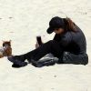 Grazi Massafera tirou foto do seu pet na areia em passeio com filha