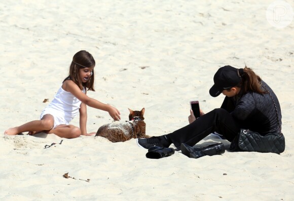 Grazi Massafera tirou foto do seu pet na areia em passeio com filha