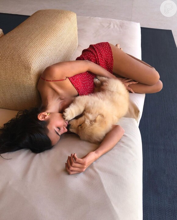 Bruna Marquezine em foto com a cadela Amora